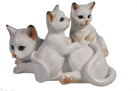 Фигура декоративная Кошка с котятами цвет: белый глянец L17W12H11 см