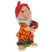 Фигура садовая Гном с клубникой Н68 см.