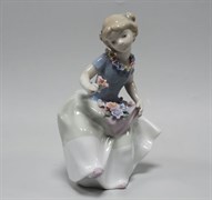 Статуэтка "Девочка с цветком"